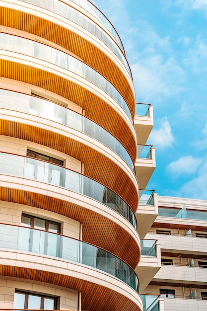 Edificio moderno residencial o comercial de varios pisos con cielo azul