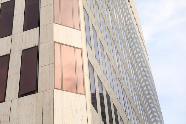 Un edificio moderno, símbolo de crecimiento urbano y prosperidad inmobiliaria, combina metal y piedra para dar forma.