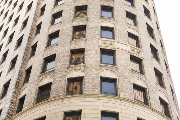 Un edificio moderno, símbolo de crecimiento urbano y prosperidad inmobiliaria, combina metal y piedra para dar forma.