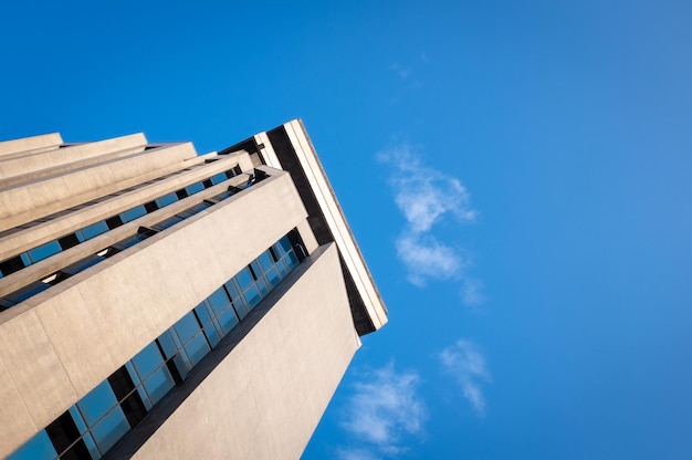 Edificio moderno tiro de ángulo bajo con vista al cielo