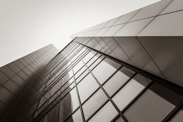 edifício moderno, um fragmento de um arranha-céu. perspectiva que sobe para o céu. Tonalidade sépia. arquitetura, design e linhas geométricas