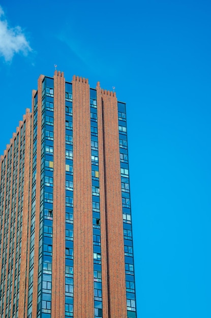 Edificio moderno de varios pisos durante el día contra el cielo azul