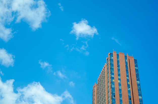 Edificio moderno de varios pisos durante el día contra el cielo azul