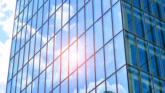 Edificio moderno de vidrio con fondo de cielo azul Detalles de vista y arquitectura Resumen urbano