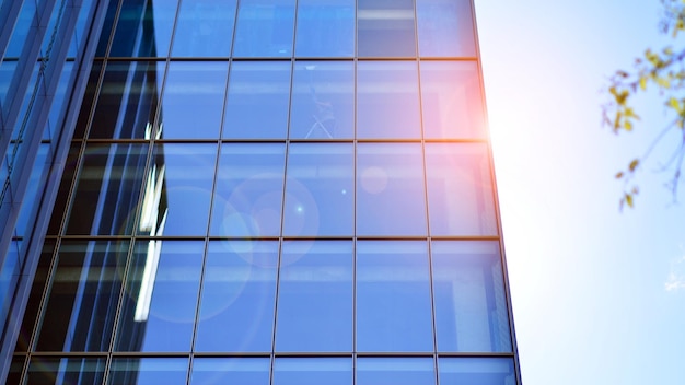 Edificio moderno de vidrio con fondo de cielo azul Detalles de vista y arquitectura Resumen urbano