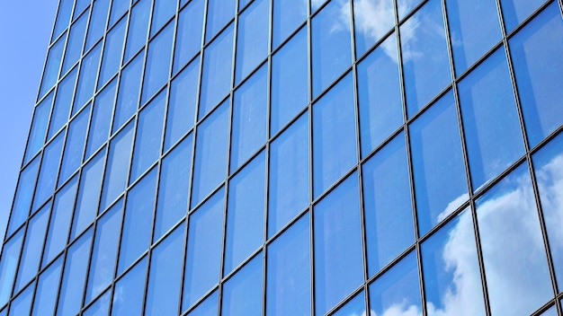 Edificio moderno de vidrio con fondo de cielo azul Detalles de vista y arquitectura Resumen urbano