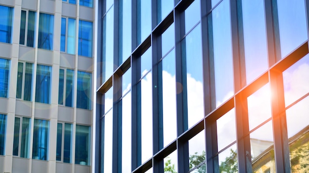 Edificio moderno de vidrio con fondo de cielo azul Detalles de vista y arquitectura Resumen urbano