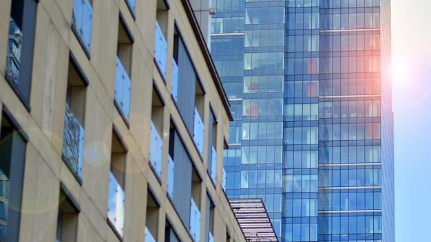 Edificio moderno de vidrio con fondo de cielo azul Detalles de vista y arquitectura Resumen urbano