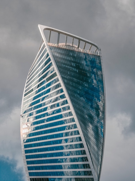 Edificio moderno de vidrio y hormigón.