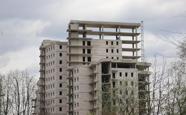 Foto edificio monolítico de varios pisos en construcción edificio inacabado