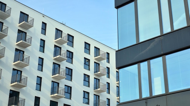 un edificio con muchas ventanas y balcones