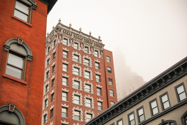 Un edificio con muchas ventanas y el reloj en la parte superior.