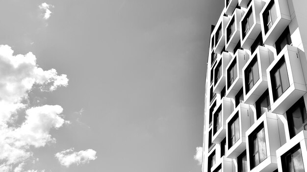 Un edificio con muchas ventanas