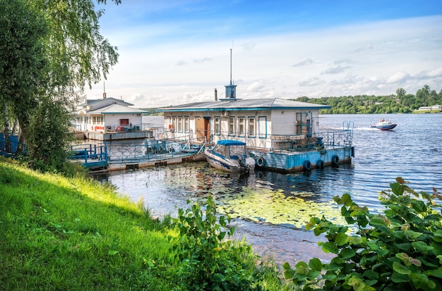 El edificio del muelle sobre el agua del río Volga en Plyos. Inscripción: Plesk