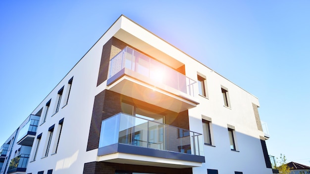 Edificio multifamiliar moderno en una ciudad europea Muros de hormigón Complejo de casas de lujo