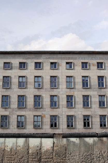 Edificio y muralla en la RDA vistos desde la RFA