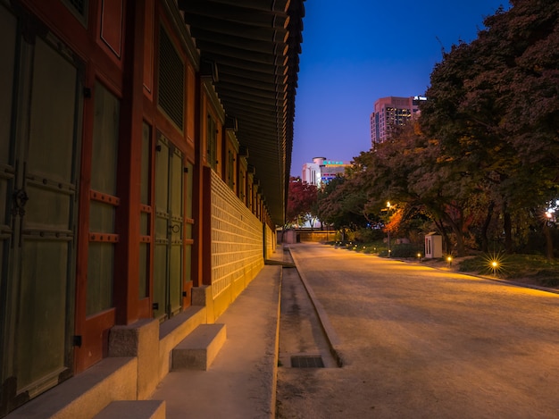 Edifício nacional coreano com passagem na noite