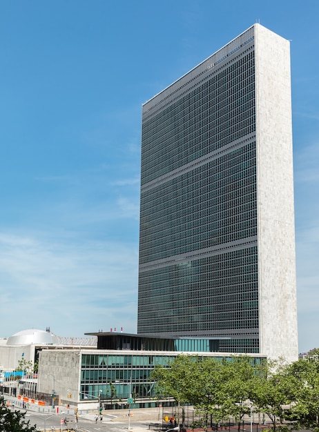 El edificio de las Naciones Unidas en Nueva York es la sede de la organización de las Naciones Unidas.