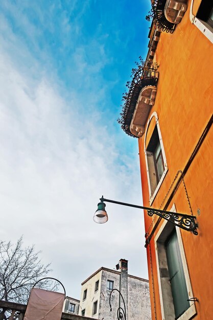 Edificio naranja bajo un cielo azul en Venecia Italia