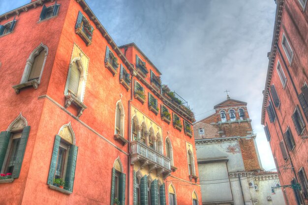 Edificio naranja en Venecia Italia