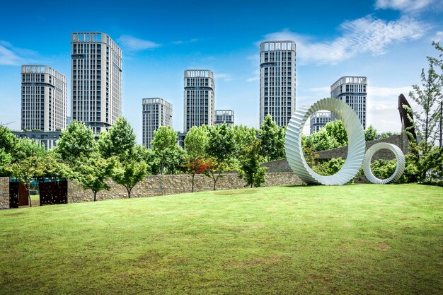 Foto edificio de negocios de la ciudad moderna y hermoso parque de césped