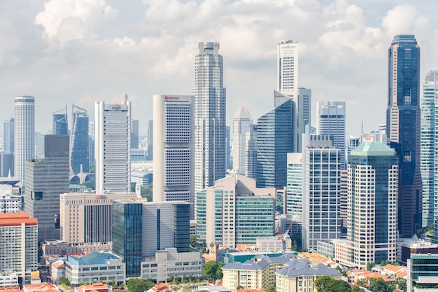 Edificio de negocios y distrito financiero en día de sol en la ciudad de Singapur