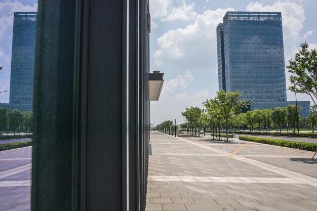 Foto edificio de negocios moderno en el distrito de negocios de la ciudad