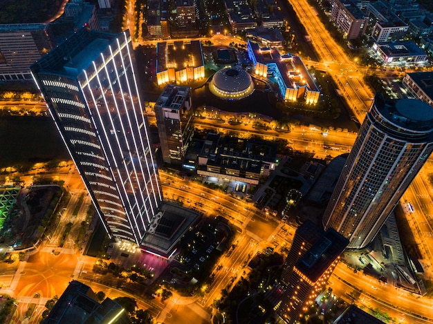 Edificio de negocios en la noche