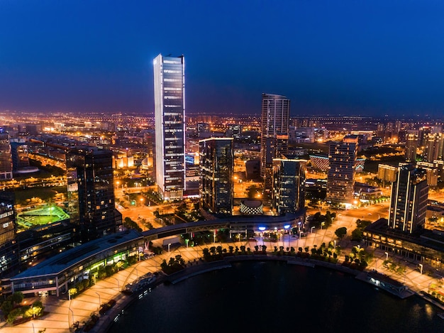 Edificio de negocios en la noche