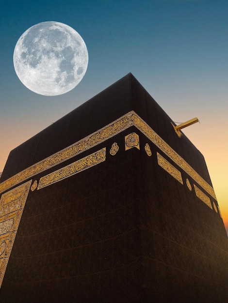 El edificio negro de la Kaaba en La Meca Kaaba con la luna La Meca Arabia Saudita