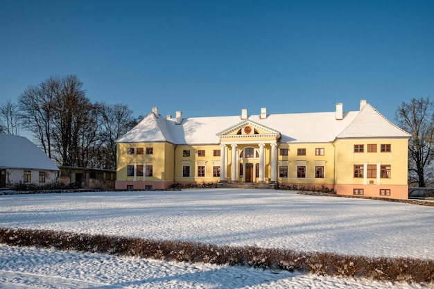 Edificio neoclásico de Durbe Manor construido en 1671 remodelado en 1820 en la ciudad de Tukums