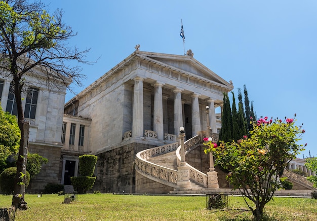 Edifício neoclássico que abriga a Biblioteca Nacional da Grécia no centro da cidade de Atenas