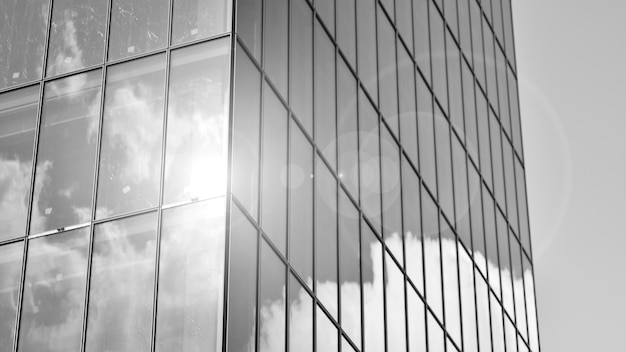 Un edificio con una nube en el cielo.