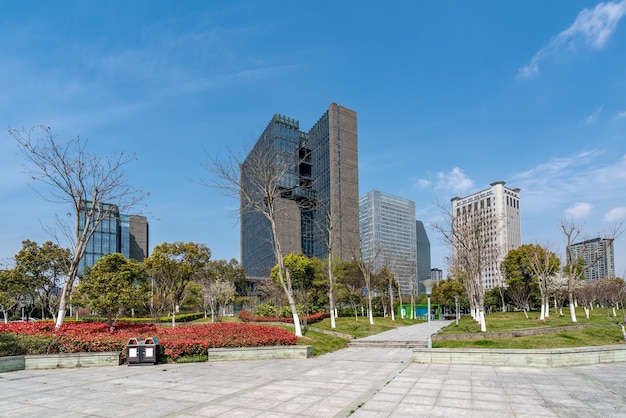 Edificio de oficinas de arquitectura moderna en el distrito de negocios del sur de Ningbo