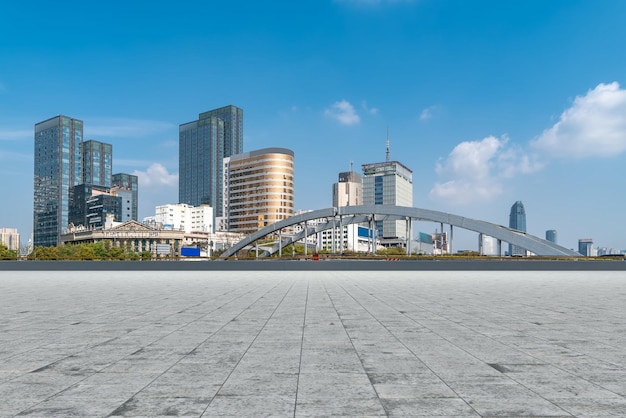 Edificio de oficinas de arquitectura moderna en el distrito de negocios del sur de Ningbo