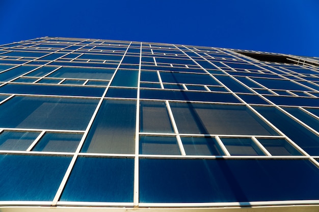 Edificio de oficinas en base a grandes ventanales y de estilo moderno.