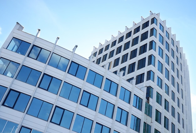 Un edificio de oficinas blanco con un cielo azul detrás.