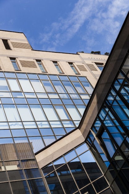 Edificio de oficinas de cerca con grandes ventanales