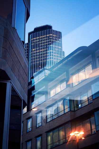 Edificio de oficinas en la ciudad de Londres por la noche