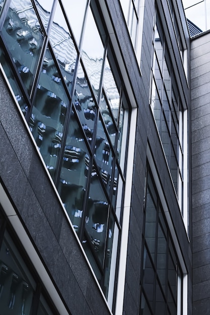 Edificio de oficinas corporativas en el distrito financiero moderno rascacielos en el centro de la ciudad comercial real e ...