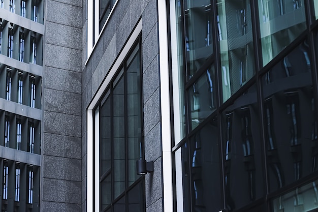 Edificio de oficinas corporativas en el distrito financiero moderno rascacielos en el centro de la ciudad comercial real e ...