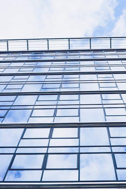 Edificio de oficinas corporativas en el moderno rascacielos del distrito financiero en el centro de la ciudad, negocios de bienes raíces comerciales y concepto de arquitectura contemporánea