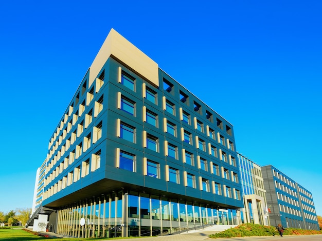 Edificio de oficinas corporativas de negocios moderno. El cielo azul