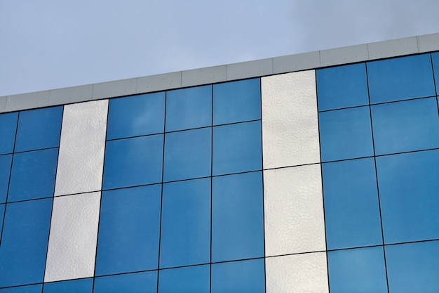 Edificio de oficinas de cristal moderno con cielo azul