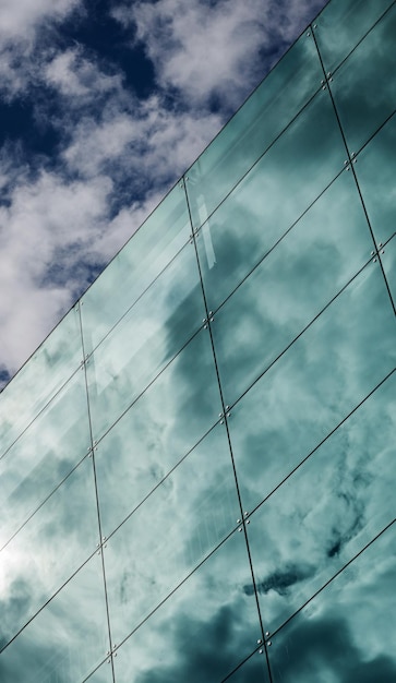 Foto edificio de oficinas de cristal con un reflejo