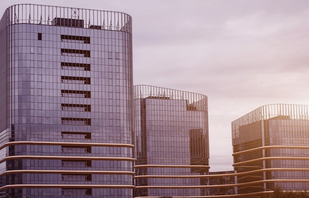 Edificio de oficinas con fachada acristalada. Detalles arquitectónicos modernos.