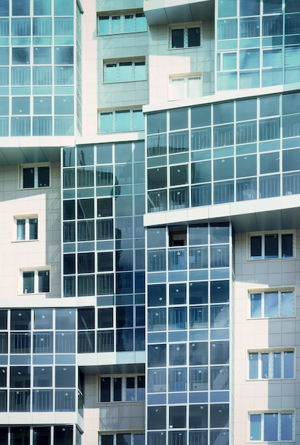 Edificio de oficinas de gran altura moderno con un fondo de fachada de vidrio