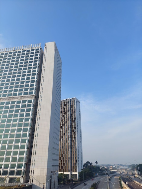 Un edificio de oficinas moderno con cielo azul claro con vista a la calle