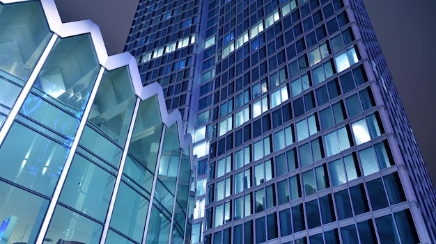 Edificio de oficinas moderno en la ciudad por la noche Vista en oficinas iluminadas de un edificio corporativo