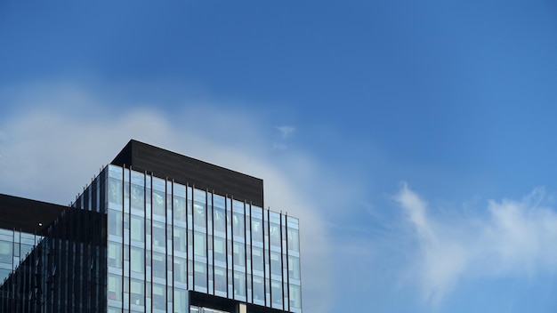 Edificio de oficinas moderno contra el cielo de la tarde